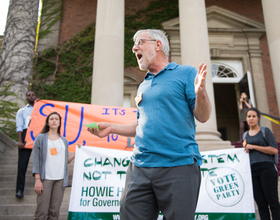 Students, New York gubernatorial candidate Howie Hawkins rally for divestment at SU