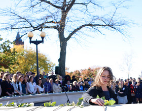 Remembrance Scholars, SU community honor victims of Pan Am Flight 103 at Rose Laying Ceremony