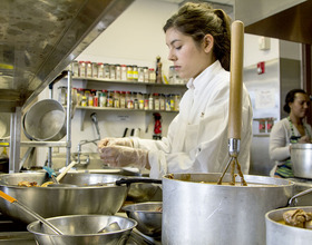 Falk students participate in pop-up food court dinner,  feature dishes by members of refugee and immigrant communities