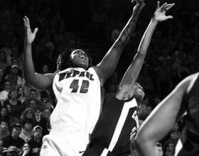 WBB : 'Fab Five' cheer as DePaul's Smith continues family's basketball success