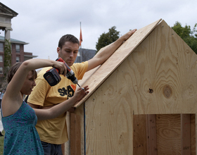 Habitat for Humanity : Students build shacks on Quad to bring attention to homelessness