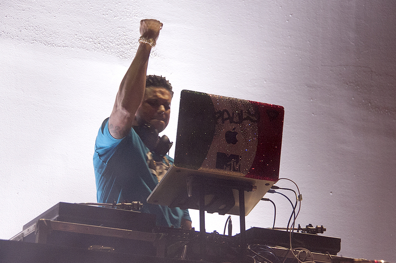 DJ Pauly D performs to swooning crowd with special effects, mixes of pop songs