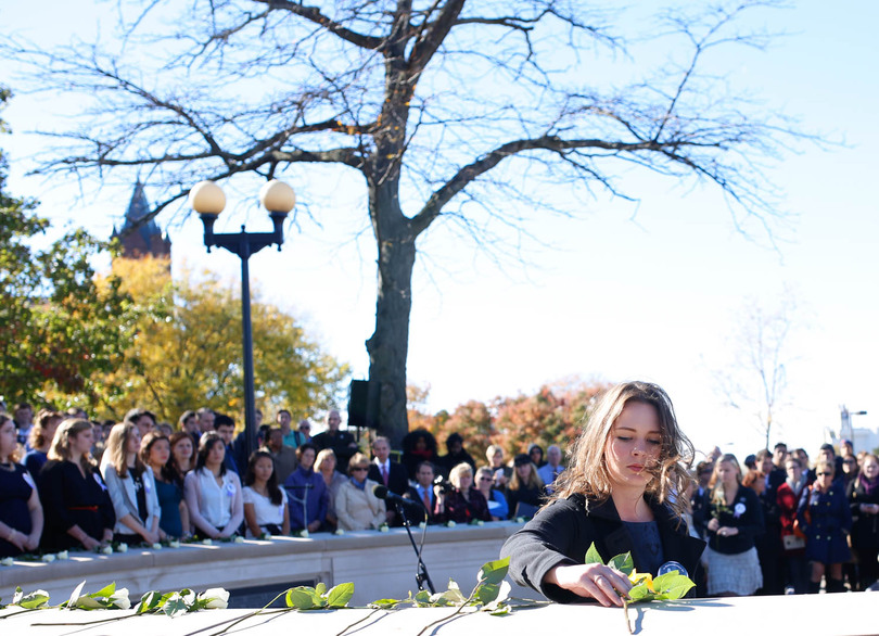 Remembrance Scholars, SU community honor victims of Pan Am Flight 103 at Rose Laying Ceremony