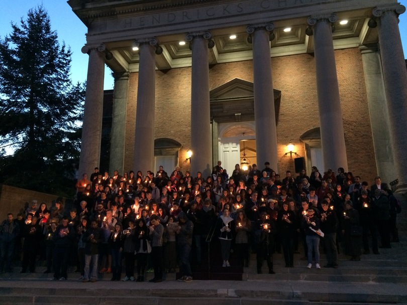 SU community members hold candlelight vigil at Hendricks Chapel